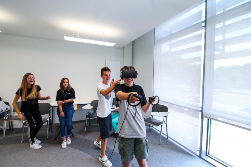 Deelnemers van een groepsreis Ierland leren Engels tijdens de ochtendles via spelletjes met de VR-bril