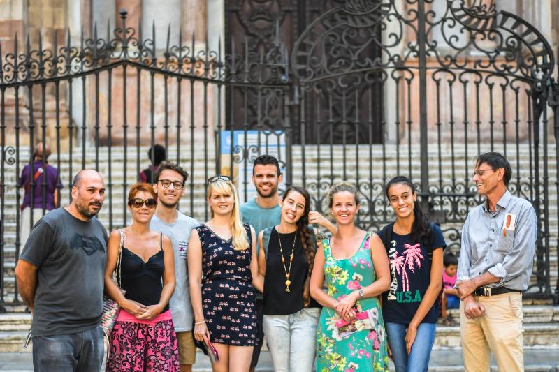 Een groepsfoto met deelnemers van een zomercursus Spaans voor een kathedraal
