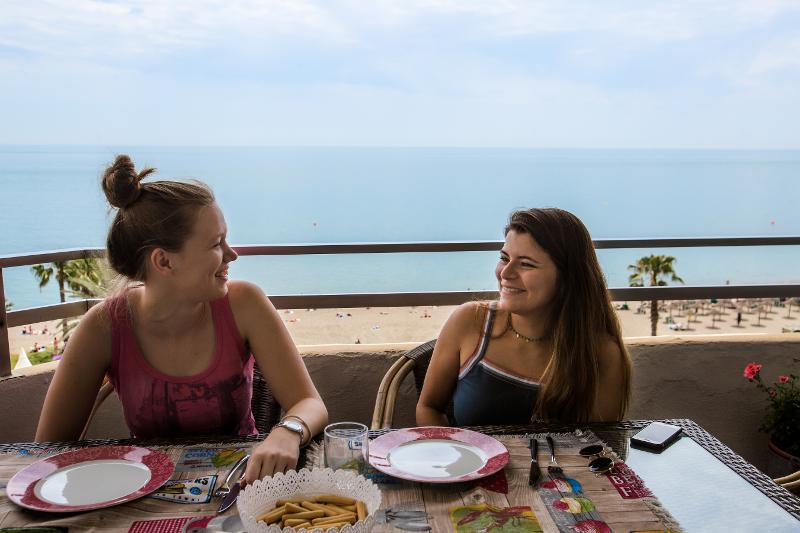 Twee meiden op een balkon tijdens de taalreis Malaga