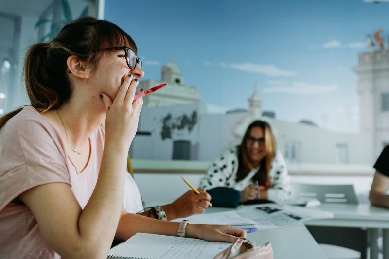 studenten krijgen les tijdens taalcursus Spaans Spanje