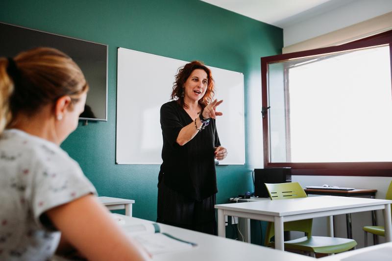Docente geeft les tijdens taalcursus Spaans Spanje