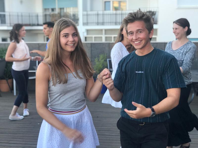 studenten hebben dansles tijdens taalcursus Spaans Spanje