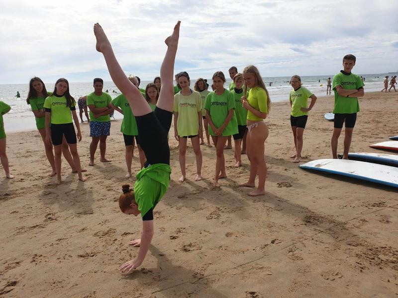 handstand op het strand bij de taalcursus Spaans Spanje
