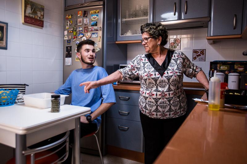 Samen met gastgezin in de keuken tijdens taalcursus Spaans Spanje