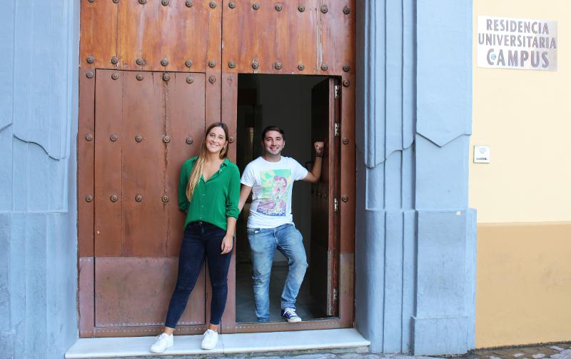 docenten staan leerlingen op te wachten voor hun taalcursus Spaans Spanje