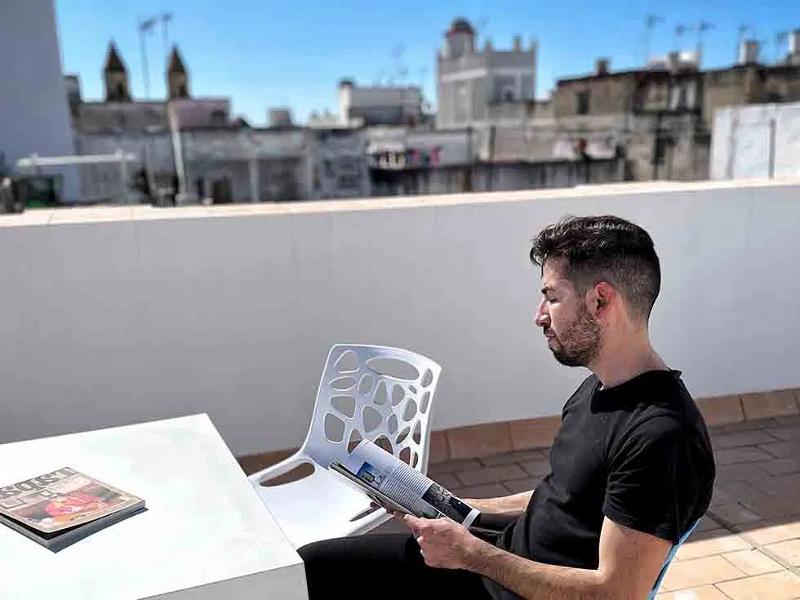 jongen geniet van pauze tijdens zijn taalcursus Spaans Spanje