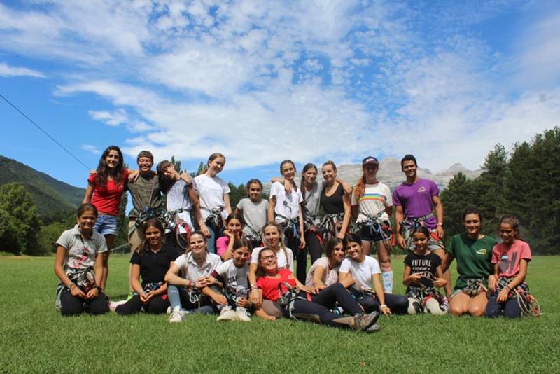 Groupe d'amis qui prennent une photo en séjour linguistique espagnol