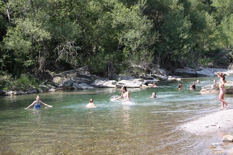 jeunes dans une rivière en séjour linguistique espagnol