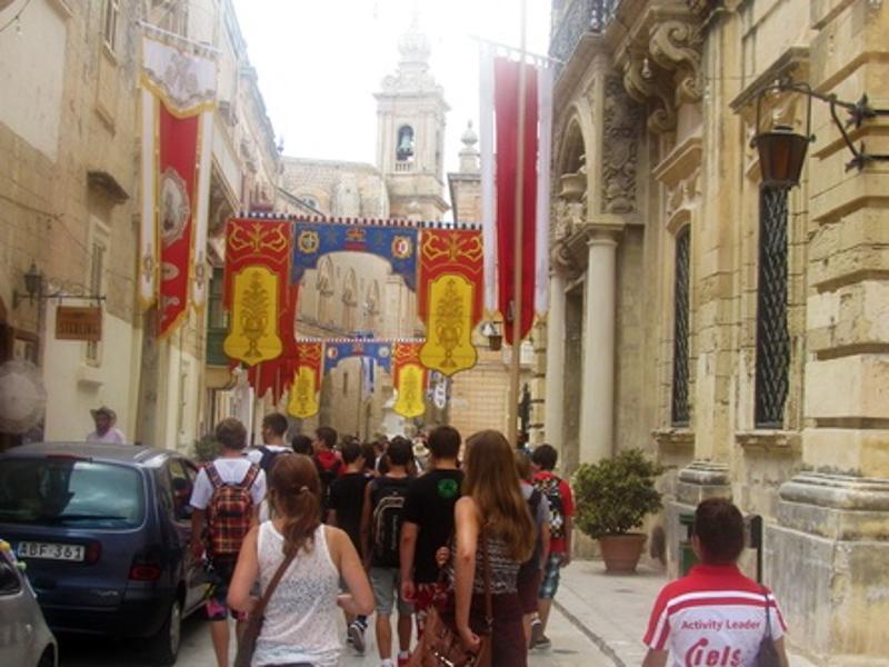 Groep deelnemers loop door stad tijdens het herfstkamp op Malta