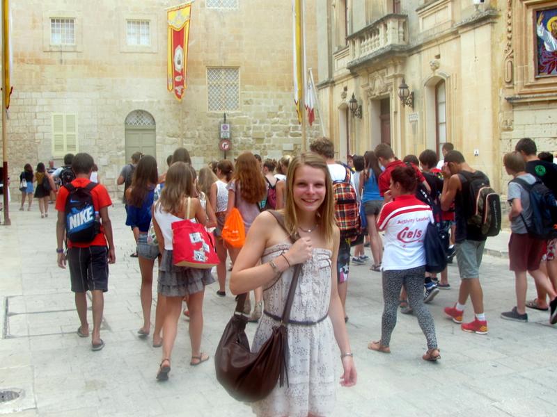 Meisje lacht tijdens excursie tijdens het herfstkamp op Malta