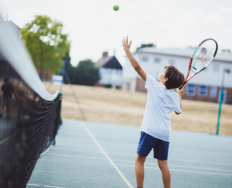Kindje speelt tennis tijdens taalreis engels