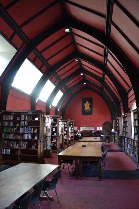 Bibliotheek in accomodatie tijdens taalreis engels