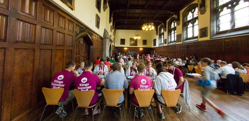 Lunchen in de eetzaal tijdens taalreis engels