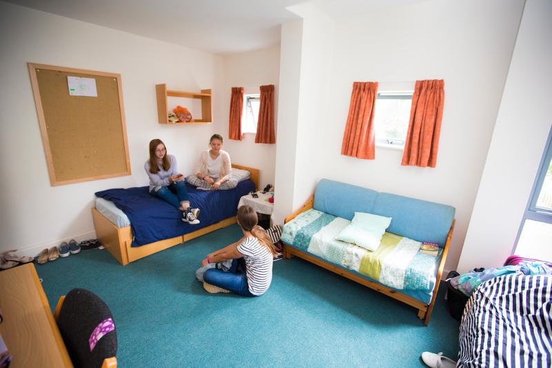 Slaapkamer met vriendinnen tijdens taalreis engels