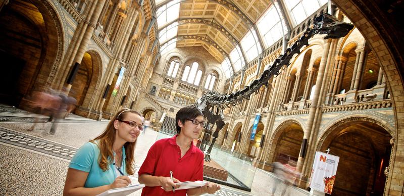 jeunes qui prennent des notes dans un musée en séjour linguistique à londres