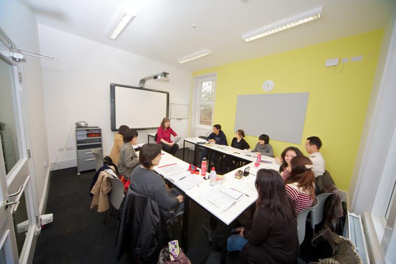 jeunes dans une salle de classe en stage linguistique londres