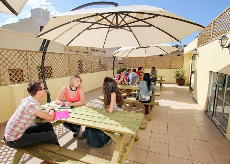 Picknick tafel met studenten tijdens taalreis Engeland 