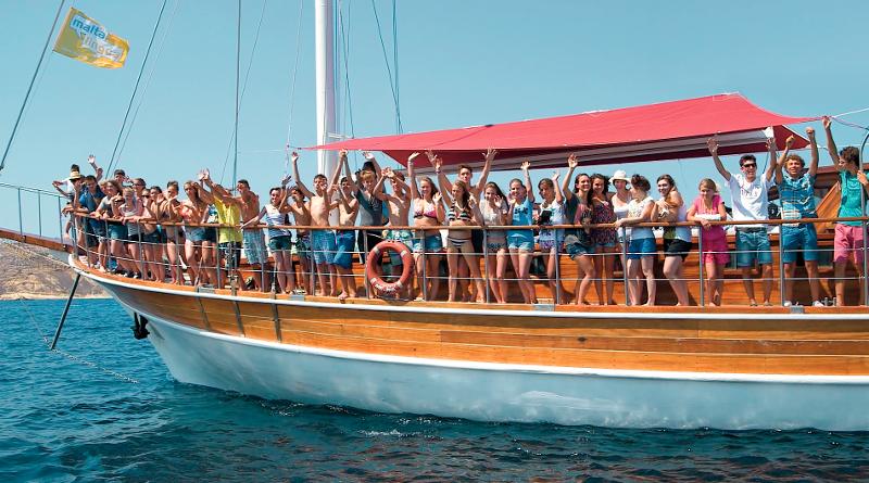 Alle deelnemers op een boot tijdens taalreis Malta