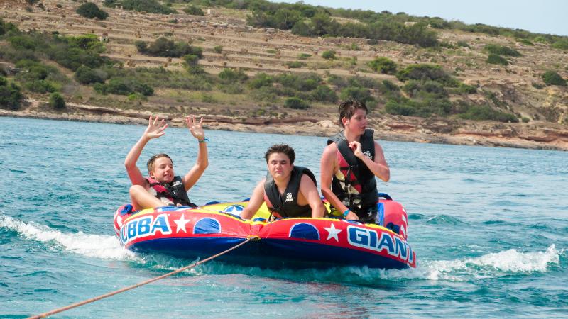 Racen over het water tijdens taalreis Malta