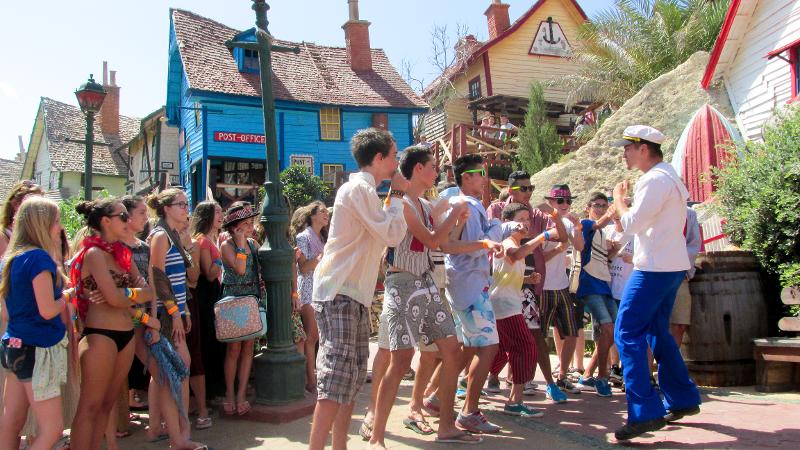 Dansen in een dorp tijdens taalreis Malta