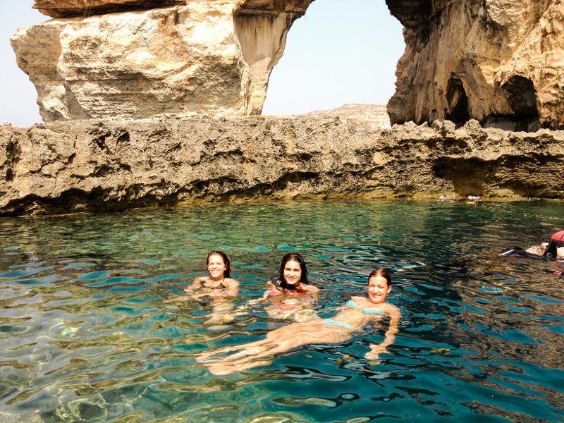 In het water tijdens taalreis Malta