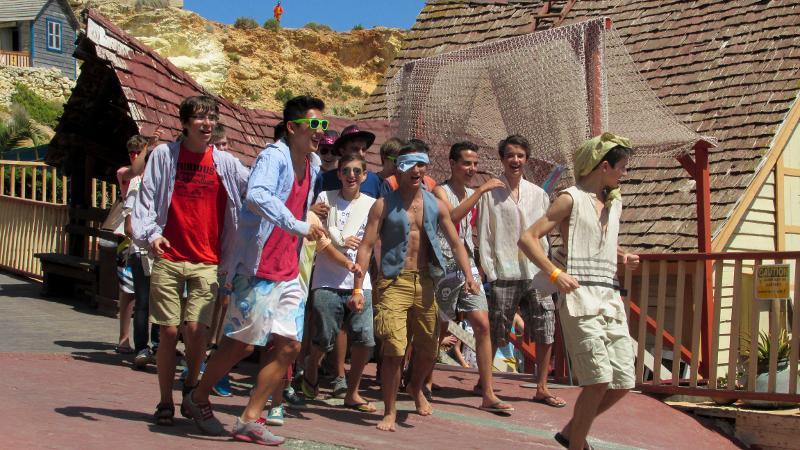 Jongeren in een dorp tijdens taalreis Malta