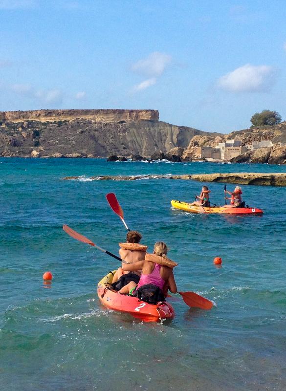 Kayakken tijdens taalreis Malta