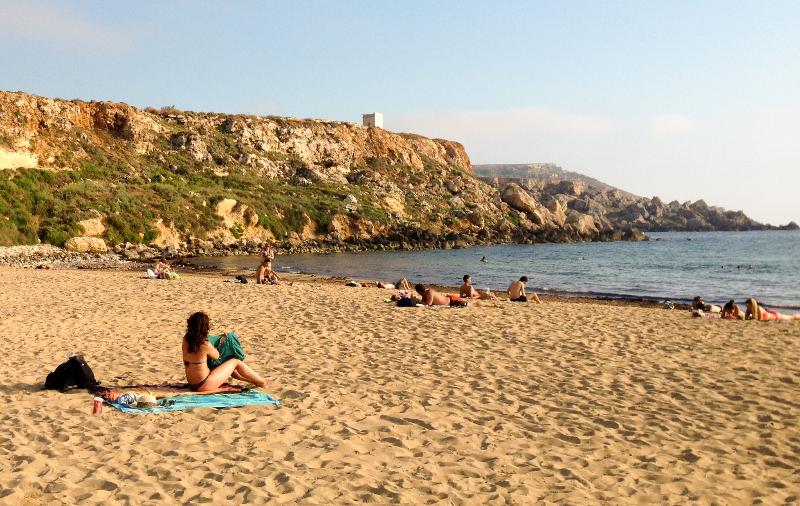 aan het strand tijdens taalreis Malta