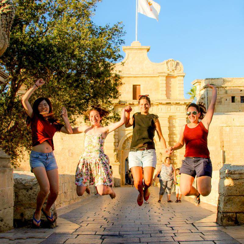 Spring foto in een dorp tijdens taalreis Malta