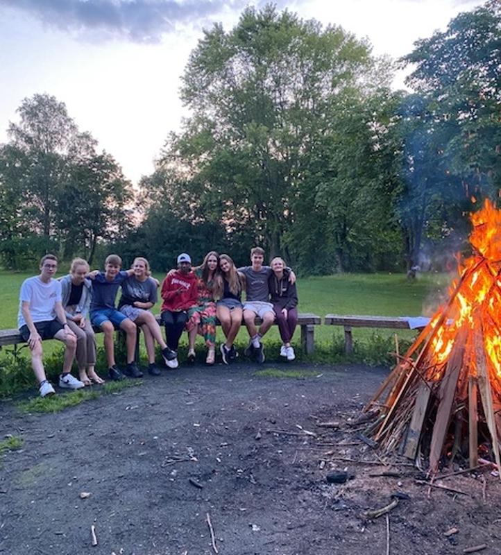 jeunes près du feu assis en camp de vacances