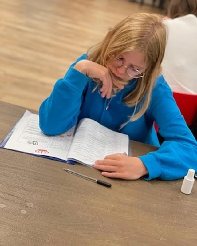 jeune fille qui lit un cahier en stage linguistique en angleterre