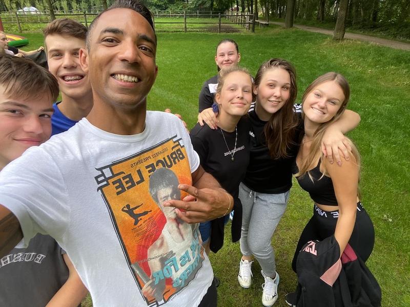 groupe de jeunes qui posent pour la photo en stage de langue angleterre