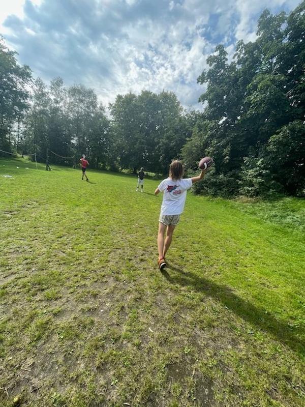 jeunes qui font du sport en camp de vacances