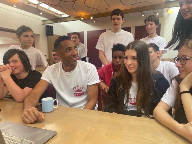 groep vrienden tijdens een engelse cursus in engeland