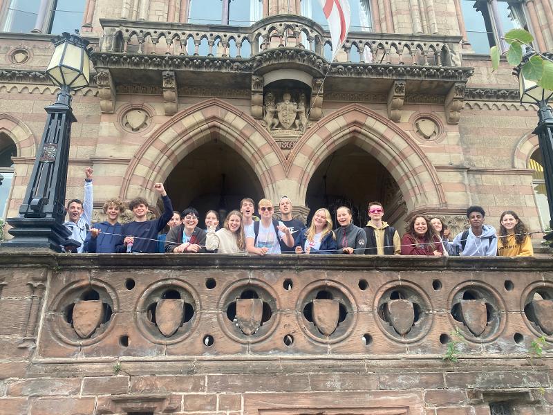 Deelnemers van een Engels kamp in Engeland staan tijdens een excursie op die foto bij een kasteel
