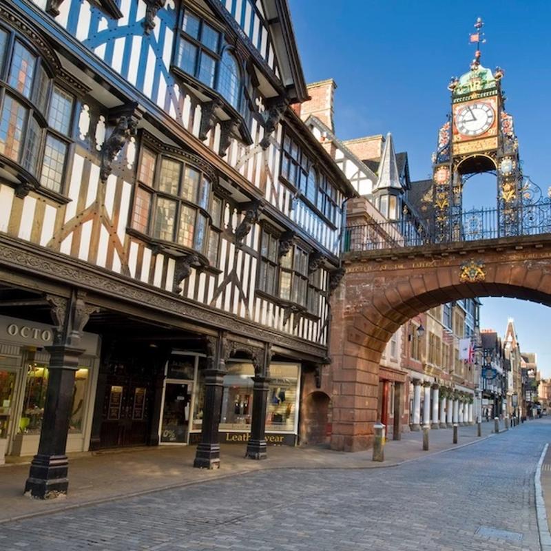 Een foto van een winkelstraat van een stad tijdens een excursie van een Engels kamp in Engeland