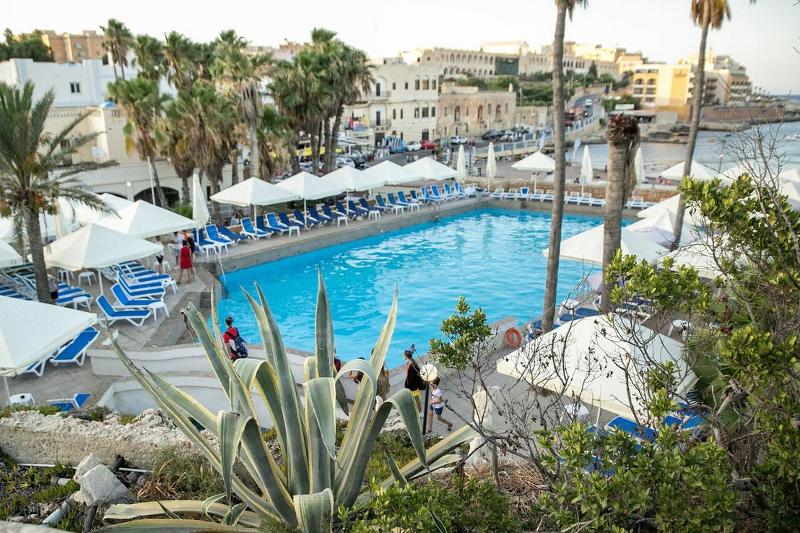 Een foto van een zwembad tijdens de Taalreizen Engels Malta