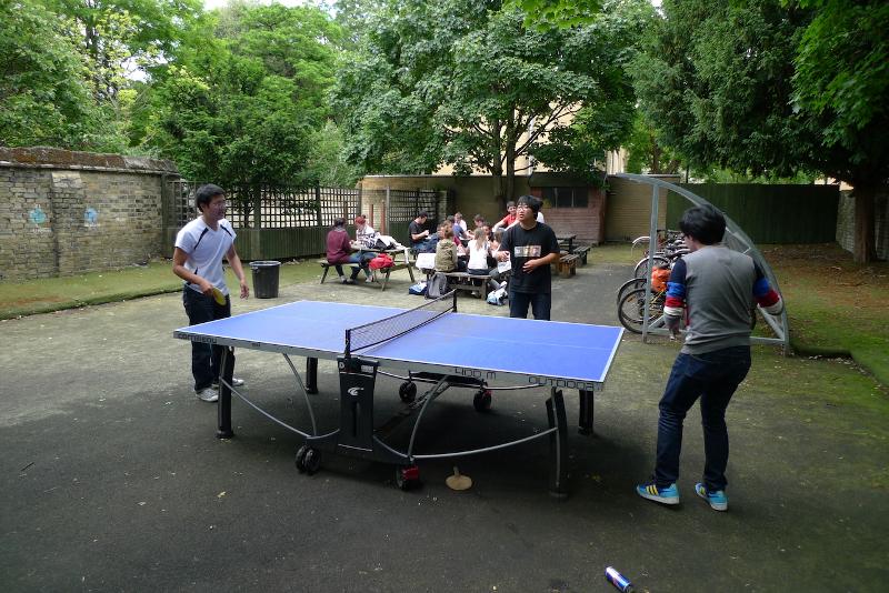 Deelnemers hebben pauze en spelen pingpong tijdens taalcursussen buitenland