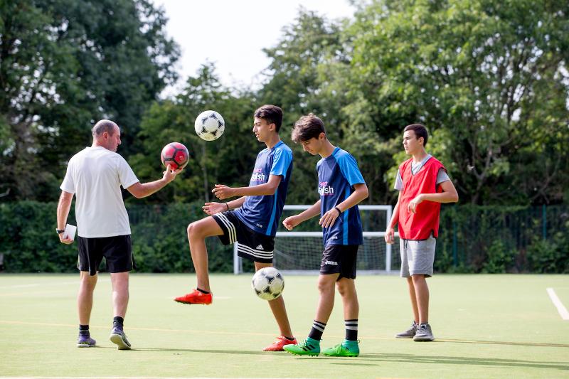 Jongeren spelen voetbal tijdens de taalreis Londen