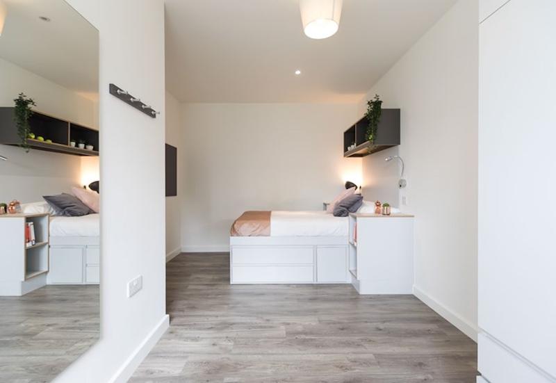 Slaapkamer met spiegel in residentie tijdens de taalcursussen buitenland
