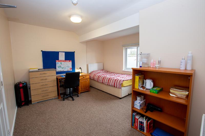 Residentie kamer met bed, kast en bureau tijdens de taalcursussen buitenland