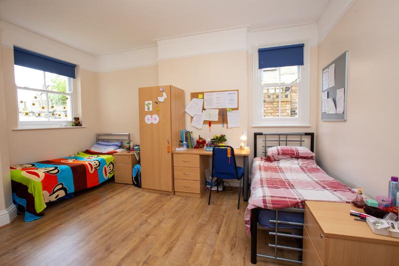 Slaapkamer met twee bedden in de residentie tijdens de taalcursussen buitenland