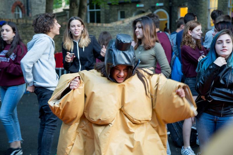 Meisje in sumopak tijdens de taalcursussen buitenland