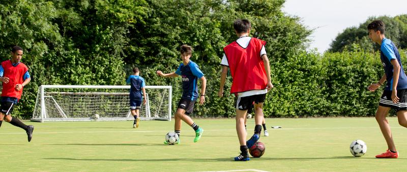 Jongens spelen potje voetbal tijdens de taalcursussen buitenland