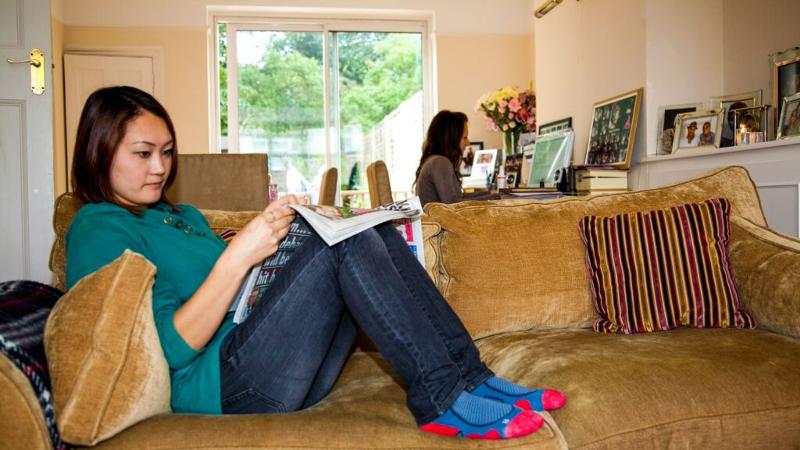 Meisje leest boek op de bank tijdens de taalcursussen buitenland