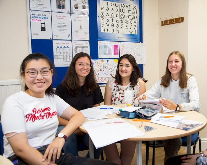Jongeren studeren Engels tijdens de taalreis Londen