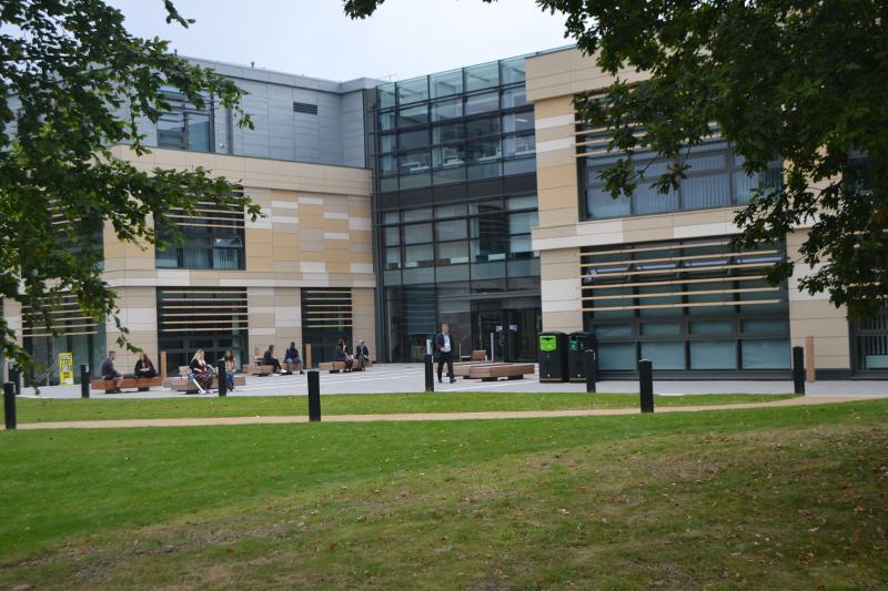 Ingang van het schoolgebouw van de taalreis engels jeugd
