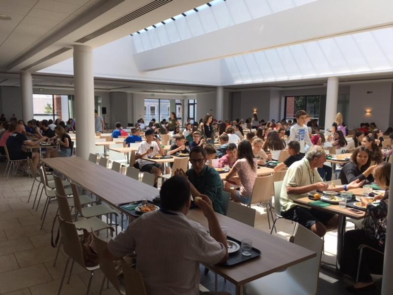 Samen eten in de lunchkamer tijdens de taalreis engels jeugd