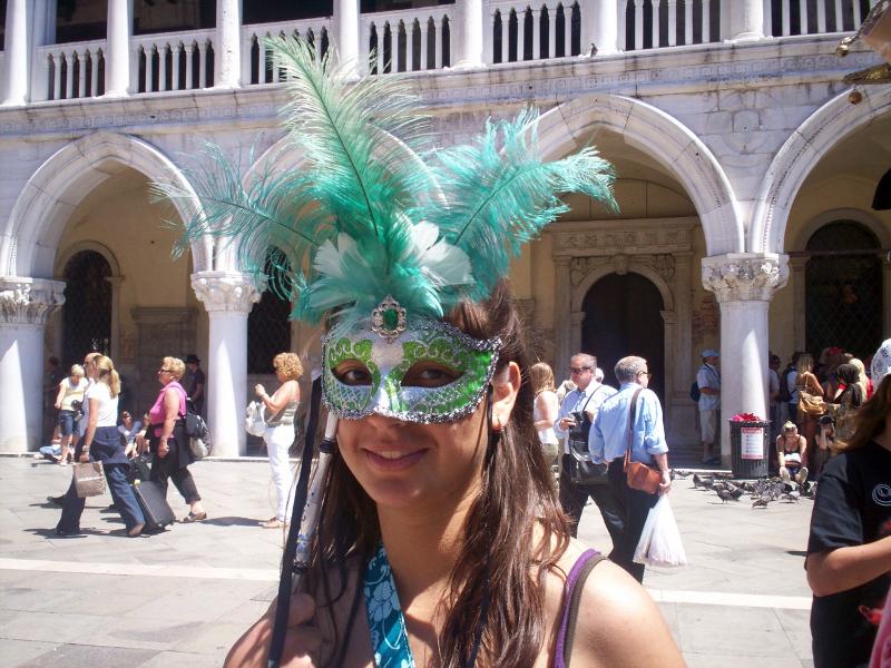 Meisje draag masker tijdens excursie naar Venetië op taalreis Italië