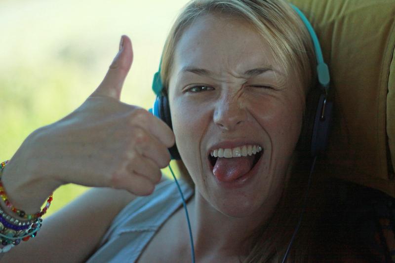 Meisje in de bus steekt haar duim op tijdens de taalreis Italië
